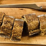 TOAST - モルトバゲットを切り分けて