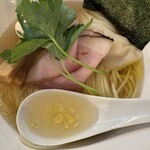 自家製麺 くろ松 - 麺、スープ、チャーシュー、ワンタン､半熟玉子、メンマなど　味付けの統一感が素晴らしい一杯