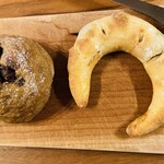 TOAST - くるみあんぱん（左）& アンチョビオリーブ