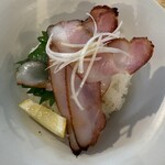 自家製麺 くろ松 - 肉ごはん＠450 ネギと塩味の油？がかかっている　美味しい　オススメです