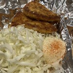 電光石火 - ガンス（揚げ蒲鉾）　キャベツが添えてあるのが嬉しいです