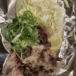 電光石火 - コウネ（牛肉の肩バラ）　たっぷりのネギとキャベツを添えて　巻いて食べるとシャキシャキと楽しいです