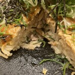 電光石火 - 人にやさしく（断面）　この具材が何層にも重なっているのが広島風ならでは