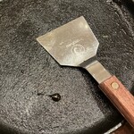 電光石火 - ご馳走様でした　１つずつ鉄板に乗って出てくるので　最後まで熱く美味しく頂きました　ヘラのオタフクが光ります