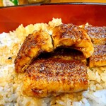 郡上炭火焼　うなぎの魚寅 - うなぎの断面
      
      今までタレから、こんな醤油の香りと味わいは
      他店で全く感じた事がないので面白く、新鮮に感じた♪