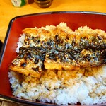 郡上炭火焼　うなぎの魚寅 - 身は脂乗りも良くて皮目はパリッと
      身は軽く蒸されているかの様な
      ほんわりとした柔らかさで
      
      鰻の脂の旨味がジンワリとやって来る