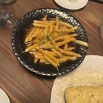 aux - チェダーチーズとフライドポテトのプーティン