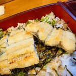 郡上炭火焼　うなぎの魚寅 - なので焼きが『半蒸しなのか？』という考えが
      頭に過ったけれど
      
      ■尋ねてみたら普通の関西焼きとの話だった