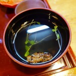 郡上炭火焼　うなぎの魚寅 - ◯肝のお吸い物
      肝と三つ葉が入っていて
      薄口醤油に鰹出汁の味わいを感じる
      
      鰹節から引かれた出汁ではあるけれど
      後味が長引く事もなく
      
      そこまで鰹節のシッカリとした
      ダイレクト感はない味わいではある
