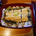 郡上炭火焼　うなぎの魚寅 - ◯志ら焼き重
      白焼きの上にはピリッと辛いわさびが載せられていた