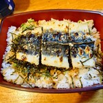 郡上炭火焼　うなぎの魚寅 - 白焼きも皮目がパリッと焼かれて
      身はほんわりとした軽く蒸されているかの様な旨味感
      細かな鰻の旨味の情報というよりも
      面で押してくるジンワリとした旨味感に感じる