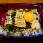 郡上炭火焼　うなぎの魚寅 - トッピングした卵黄には変な味わいは一切無くて
      
      ご飯の出汁醤油と合わせて
      卵かけご飯みたいな味わいとなり
      より、円やかさと志ら焼き重の旨味感は増す