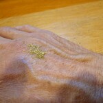 郡上炭火焼　うなぎの魚寅 - ◯山椒
      ミルで挽かれた品だけど時間経過しているのか
      最初の鮮烈感は控えめ
      しかし、主役は鰻なのだから
      あまり鮮烈過ぎても鰻の存在が消える（笑）
      
      しかし後からジワジワと辛味がやって来て舌が超ピリピリw