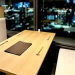 高輪それがし - ◉窓側テーブル席