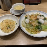 551蓬莱 梅田阪神バル横丁店 - 