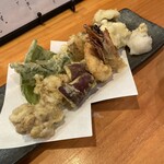 肉魚地酒 やすおか - 天ぷら盛り合わせ。これは普通っちゃ普通