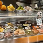 八百保 - 料理写真:目の前のケースにずらっとフードメニューが並ぶ