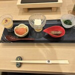 鮨 まえざわ - 付き出し。右から忘れた。マグロ角煮、チーズ豆腐、トマト、雲丹ゼリー
