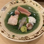 鮨 まえざわ - 上から北海道のブリ、水タコ、しらさ海老、アコウ。