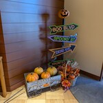 オールデイダイニング カルイザワグリル - 入り口はハロウィン