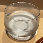 銀座 しのはら - お水の器が変わりました　このほうが最後までタンパク質の味移りを気にせず飲めるとか　そこまではよくわからない
