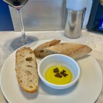 赤白 ブラッスリー - バケットにはトリュフ入りのオリーブオイル付き！