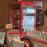 THE BURGER HEARTS - 近所のコカコーラ販売店が閉める時にいただいたそう　でもお客さんも持ってきてくれるんだって