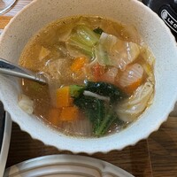 やさいの王様 用賀店 - スープは具沢山で底深く量があります◎