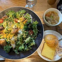 やさいの王様 用賀店 - 有機ケールとレモンハーブチキン、 アボカド、 ブロッコリーのサラダプレート1,780円+パン320円