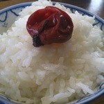 汐風 - 梅干しを乗せた「汐風ミニ会席」（１０００円）のご飯です。