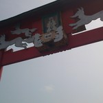 汐風 - 店近くの神社にある「日本一入れにくい賽銭箱」です。