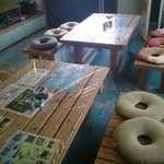 汐風 - 店内のテーブル席です。