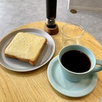 Take it easy COFFEE - 料理写真:丸テーブルがかわいい