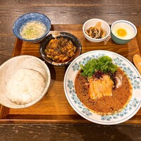 中華旬彩 森本 - 【2025年10月】よだれ鶏ランチ＠1,600円、ミニ麻婆豆腐＠400円、提供時。