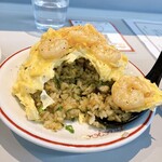 東京ギョーザスタンド ウーロン - 小ぶりに見えて高さちゃんとあるのがよき！