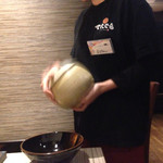 てんくう - まるちゃんがテーブルで特製唐揚げの仕上げです。