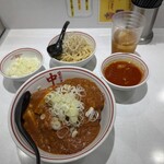 蒙古タンメン中本 - 手前から樺太丼、ネギ、半冷やし味噌
