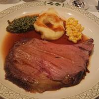 ロウリーズ・ザ・プライムリブ 恵比寿ガーデンプレイス店 - 大きなお肉。柔らかい。