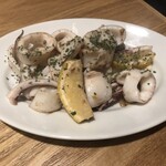 広島お好み焼 鉄板焼 一閃 - 生イカのレモンソテー（税込520円）香りよく美味しい！