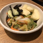 広島お好み焼 鉄板焼 一閃 - かぶ、なす、白菜の３種。美味しいお漬物（税込350円）