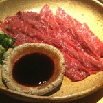 けいすい - 牛刺し。絶妙な厚さと霜降り。