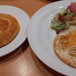 ガスト - 料理写真:目玉焼き&ベーコンソーセージセット(パンケーキ・目玉焼き両面焼き)