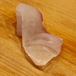 鮨 しゅん輔 - 真鯛です。三日目。良い感じのネットリ感にあふれます。塩でいただきました