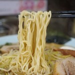 ラーメンショップ 金田亭 - 麺リフト！スープの脂を纏ってる✨