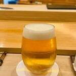 鮨 しゅん輔 - 最初は小さ目のグラスで生ビール