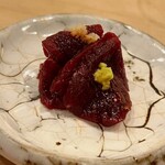 鮨 しゅん輔 - ミンククジラの赤身、一枚は生姜で、もうひとつは本山葵でいただきます
