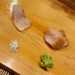 鮨 しゅん輔 - 真鯛とカジキマグロのづけ。いずれも気仙沼です