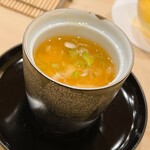 鮨 しゅん輔 - 最初の逸品は茶碗蒸し。カブの摺り流しの餡がかかります。お出汁が効いていて、ウンマイ