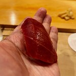 鮨 しゅん輔 - 大畑産の中トロ。シャリの温度は高めです