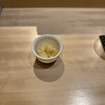 恵比寿 鮨 はつめ - リンゴ酢でつけたガリ